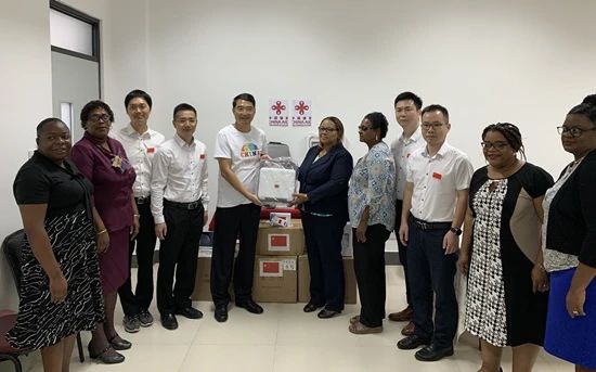 中国向多米尼克国捐赠小型医疗器械