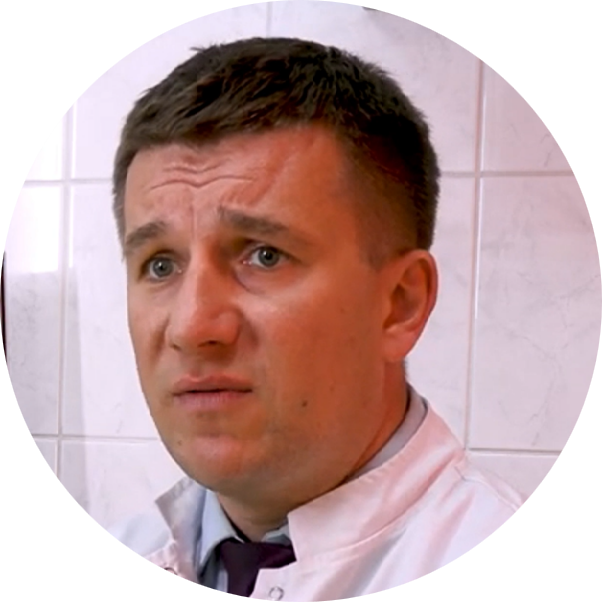 Piotr Kanclerz 博士<br>博士。 Piotr Kancierz 是一位眼科医生、外科医生和研究员（眼科医学博士、博士），居住在波兰波美拉尼亚省格但斯克。 <br>他隶属于格但斯克医科大学，<br>他将临床卓越<br>与尖端研究相结合，以改善患者的治疗结果。 <br>专注于综合眼科护理，<br>他有效地将临床实践与学术创新联系起来。